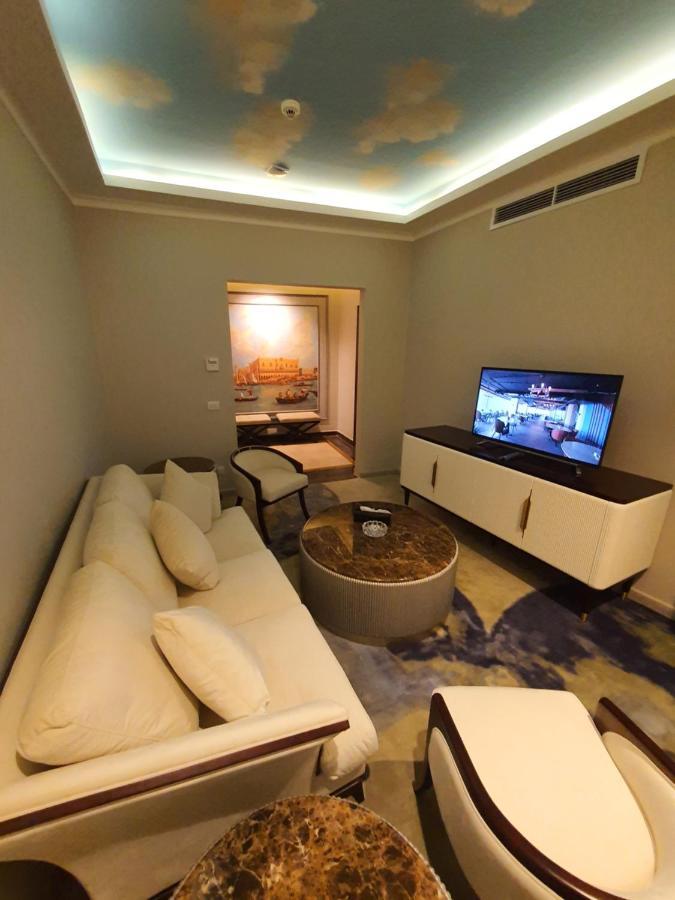 Fleet Club Mahrousa Alexandria Exterior foto A living room in a suite at the hotel
