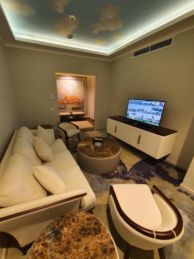 Fleet Club Mahrousa Alexandria Exterior foto A living room in a suite at the hotel