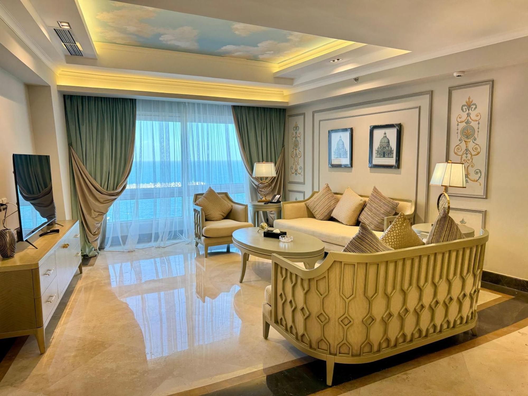 Fleet Club Mahrousa Alexandria Exterior foto Living room of a suite at the hotel